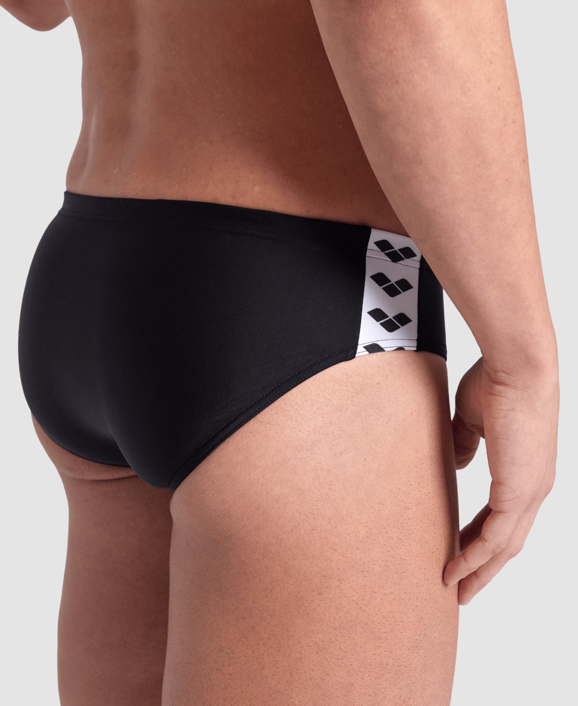 005049-510-men-s-arena-icons-swim-briefs-solid-05.642e8a60